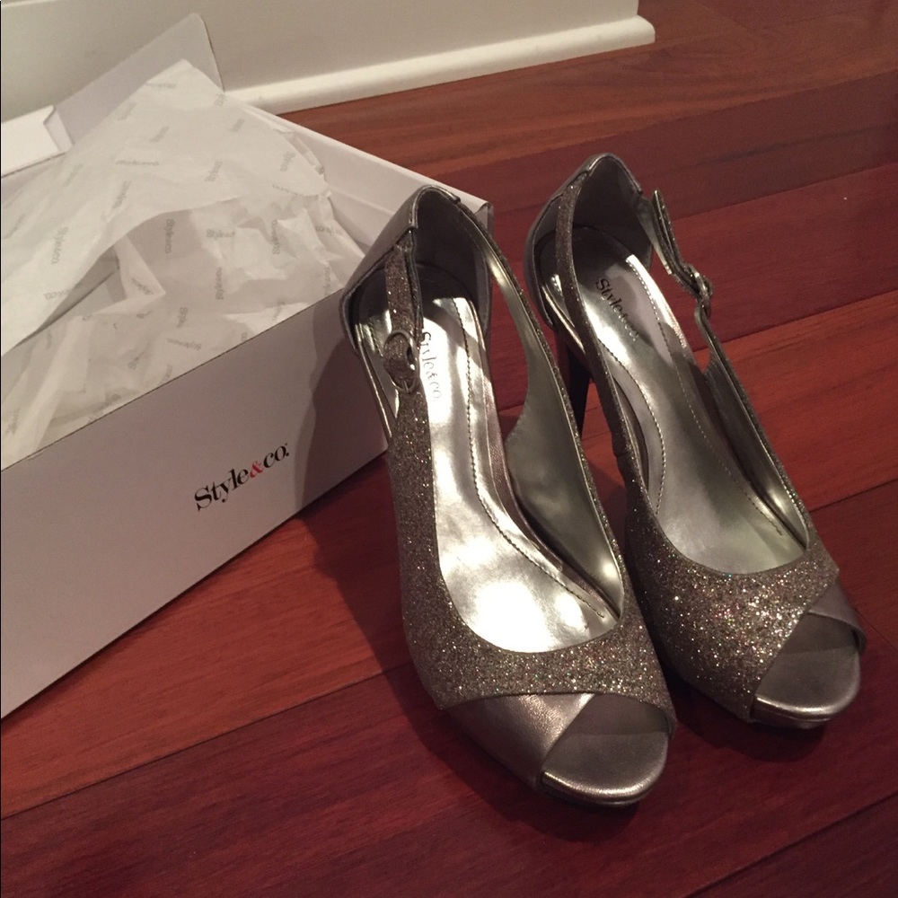 Glitter silver peep toe pumps